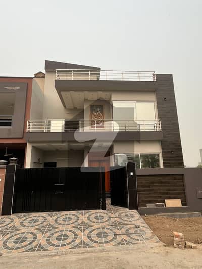 رائل ریزیڈنشیا - بلاک ڈی رائل ریزیڈینشیا,لاہور میں 5 کمروں کا 8 مرلہ مکان 2.65 کروڑ میں برائے فروخت۔