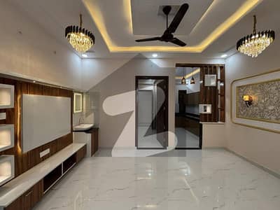 272sq Yd 5 Bedrooms Luxury Villa Is Available FOR Sale. 6km From Entrance Of BTK. 5 Bed DDL 2 Kitchens