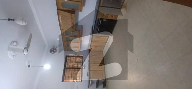 ایف ۔ 11 اسلام آباد میں 3 کمروں کا 1 کنال بالائی پورشن 2.6 لاکھ میں کرایہ پر دستیاب ہے۔