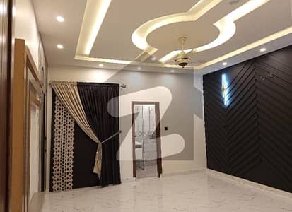 کینال ویو ہاؤسنگ سکیم گوجرانوالہ میں 5 کمروں کا 10 مرلہ مکان 3.0 کروڑ میں برائے فروخت۔