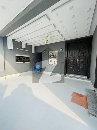 ایل ڈی اے ایوینیو لاہور میں 7 کمروں کا 10 مرلہ مکان 1.7 لاکھ میں کرایہ پر دستیاب ہے۔