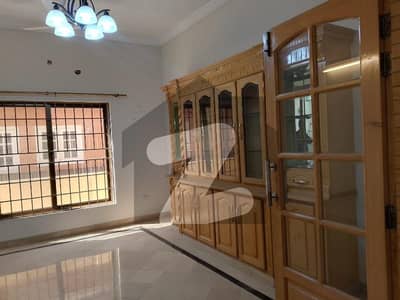 ایف ۔ 11 اسلام آباد میں 3 کمروں کا 1 کنال بالائی پورشن 2.4 لاکھ میں کرایہ پر دستیاب ہے۔