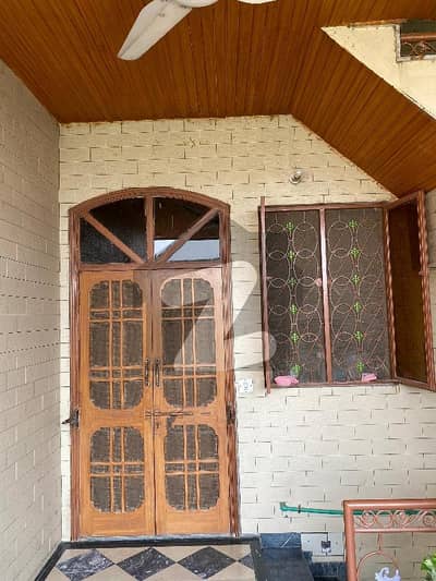 علامہ اقبال ٹاؤن ۔ عمر بلاک علامہ اقبال ٹاؤن,لاہور میں 2 کمروں کا 10 مرلہ بالائی پورشن 65.0 ہزار میں کرایہ پر دستیاب ہے۔