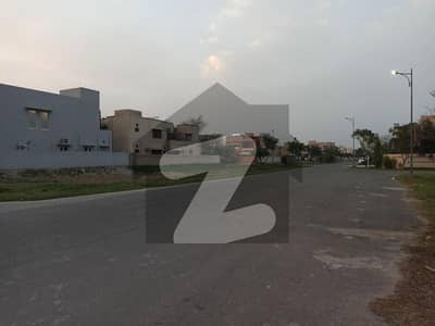 ڈی ایچ اے فیز 6 ڈیفنس (ڈی ایچ اے),لاہور میں 1 کنال رہائشی پلاٹ 6.4 کروڑ میں برائے فروخت۔