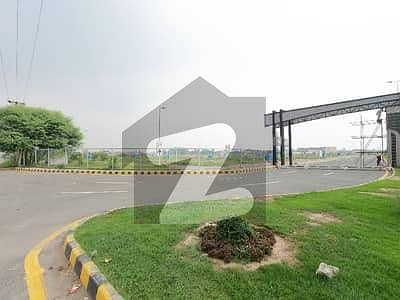 ڈی ایچ اے فیز 8 - بلاک زیڈ 2 ڈی ایچ اے فیز 8,ڈیفنس (ڈی ایچ اے),لاہور میں 4 کنال رہائشی پلاٹ 11.0 کروڑ میں برائے فروخت۔