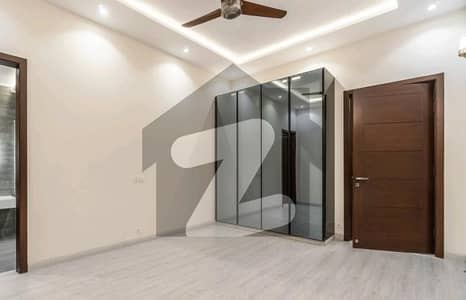 ماڈل ٹاؤن لاہور میں 5 کمروں کا 18 مرلہ مکان 6.5 کروڑ میں برائے فروخت۔