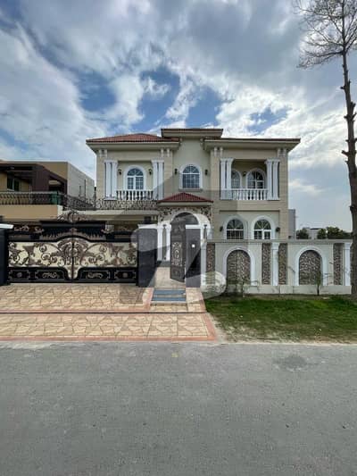 ڈی ایچ اے فیز 6 - بلاک بی فیز 6,ڈیفنس (ڈی ایچ اے),لاہور میں 6 کمروں کا 1 کنال مکان 6.5 لاکھ میں کرایہ پر دستیاب ہے۔