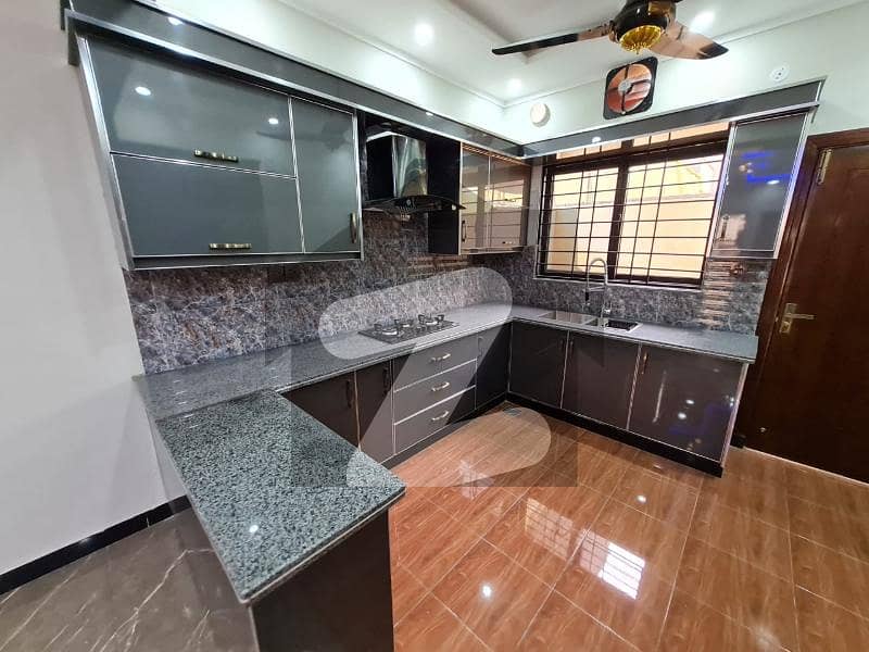 سوان گارڈن ۔ بلاک بی سوان گارڈن,اسلام آباد میں 7 کمروں کا 10 مرلہ مکان 3.8 کروڑ میں برائے فروخت۔ سوان گارڈن ۔ بلاک بی سوان گارڈن,اسلام آباد میں 7 کمروں کا 10 مرلہ مکان 3.8 کروڑ میں برائے فروخت۔