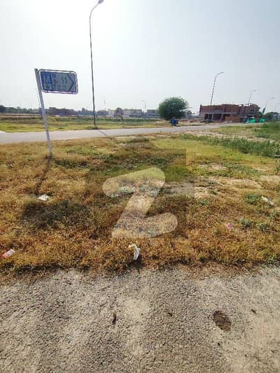 ڈی ایچ اے فیز 5 - بلاک ایم ڈی ایچ اے فیز 5,ڈیفنس (ڈی ایچ اے),لاہور میں 1 کنال رہائشی پلاٹ 3.72 کروڑ میں برائے فروخت۔