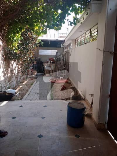 گلستانِ جوہر کراچی میں 10 کمروں کا 16 مرلہ مکان 9.25 کروڑ میں برائے فروخت۔