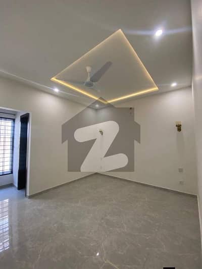 14 MARLA BEAUTIFULL CORNER UPPER PORTION AVAILBLE FOR RENT