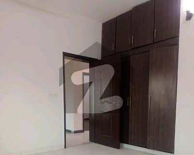 عسکری 10 عسکری,لاہور میں 5 کمروں کا 1 کنال مکان 3.0 لاکھ میں کرایہ پر دستیاب ہے۔