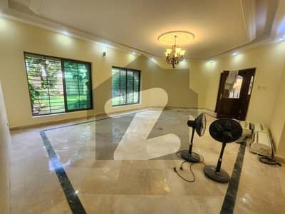 Offering A 1000 Square Yard Spacious House Available For Rent