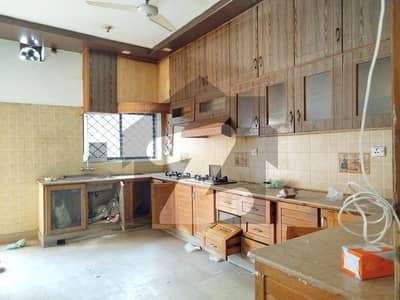 F-10 Size 677 Ground Portion 6 Beds Rent 300000 not Real Pic