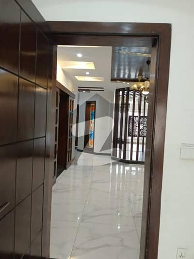 بحریہ ٹاؤن فیز 2 بحریہ ٹاؤن راولپنڈی,راولپنڈی میں 5 کمروں کا 10 مرلہ مکان 4.3 کروڑ میں برائے فروخت۔