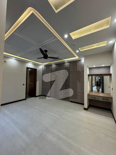 1 kanal upper portion available for rent block C near commercial market