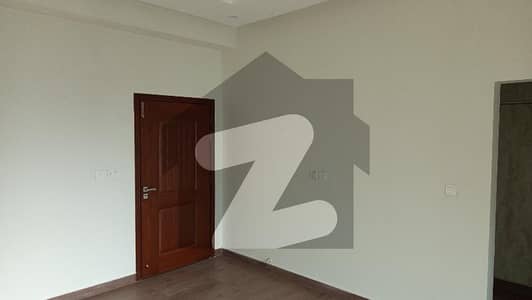 Stunning 12 Marla Flat In Askari 10 Available