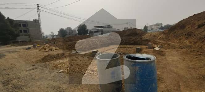 Vvip Location West Open 135 Sq Yards Corner Plot Available For Sale In Saadi Garden Block-2.