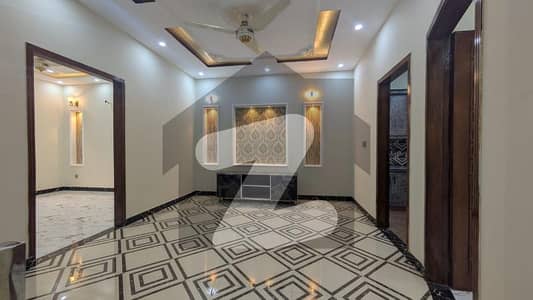 ایڈن بولیوارڈ ہاؤسنگ سکیم کالج روڈ,لاہور میں 4 کمروں کا 5 مرلہ مکان 1.2 لاکھ میں کرایہ پر دستیاب ہے۔