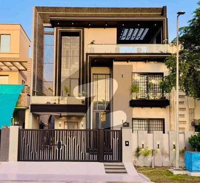 سٹی ہاؤسنگ سوسائٹی گوجرانوالہ میں 5 کمروں کا 10 مرلہ مکان 4.9 کروڑ میں برائے فروخت۔