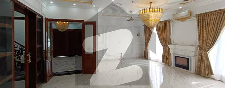 ڈی ایچ اے فیز 8 ڈیفنس (ڈی ایچ اے),لاہور میں 5 کمروں کا 1 کنال مکان 3.3 لاکھ میں کرایہ پر دستیاب ہے۔