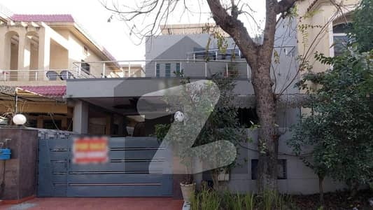 بحریہ ٹاؤن فیز 4 بحریہ ٹاؤن راولپنڈی,راولپنڈی میں 6 کمروں کا 10 مرلہ مکان 4.95 کروڑ میں برائے فروخت۔