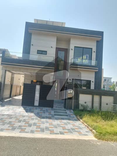 پنجاب کوآپریٹو ایمپلائز کوآپریٹو ہاؤسنگ سوسائٹی پائن ایونیو,لاہور میں 5 کمروں کا 10 مرلہ مکان 4.1 کروڑ میں برائے فروخت۔