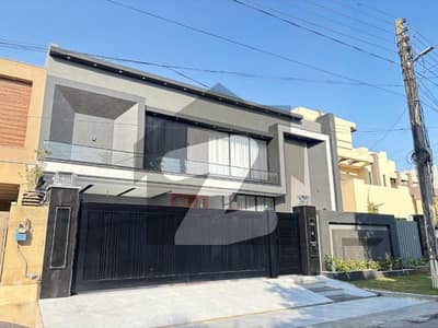 ویلینشیاء ہاؤسنگ سوسائٹی لاہور میں 5 کمروں کا 1 کنال مکان 9.8 کروڑ میں برائے فروخت۔