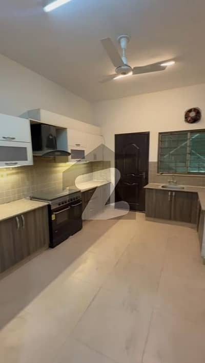 عسکری 11 عسکری,لاہور میں 3 کمروں کا 10 مرلہ فلیٹ 2.9 کروڑ میں برائے فروخت۔