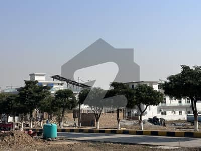 6 marla commercial plot corner park