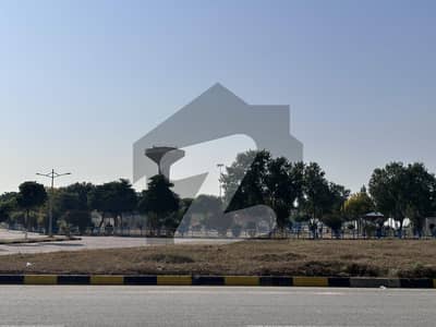 6 marla commercial plot corner park