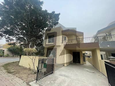 بحریہ ٹاؤن سفاری ولاز بحریہ ٹاؤن سیکٹر B,بحریہ ٹاؤن,لاہور میں 3 کمروں کا 8 مرلہ مکان 2.15 کروڑ میں برائے فروخت۔