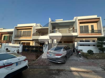 بحریہ انکلیو - سیکٹر سی 3 بحریہ انکلیو,بحریہ ٹاؤن,اسلام آباد میں 5 کمروں کا 10 مرلہ مکان 4.4 کروڑ میں برائے فروخت۔