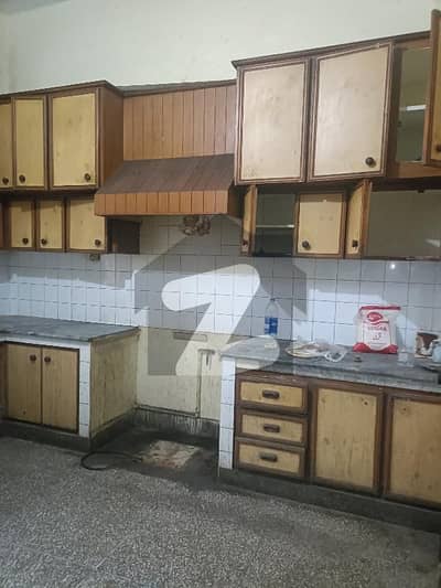 والٹن روڈ لاہور میں 2 کمروں کا 10 مرلہ بالائی پورشن 50.0 ہزار میں کرایہ پر دستیاب ہے۔