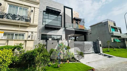 ڈی ایچ اے 9 ٹاؤن ڈیفنس (ڈی ایچ اے),لاہور میں 4 کمروں کا 8 مرلہ مکان 3.8 کروڑ میں برائے فروخت۔