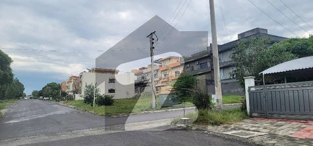 Corner, Park Facing heighted location 10 Marla Level plot. Dem 2.10 Crore