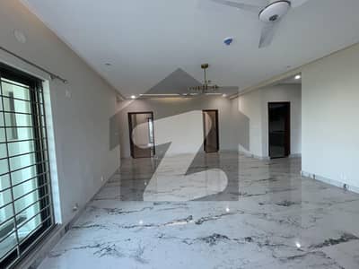 عسکری 11 عسکری,لاہور میں 3 کمروں کا 10 مرلہ فلیٹ 3.85 کروڑ میں برائے فروخت۔