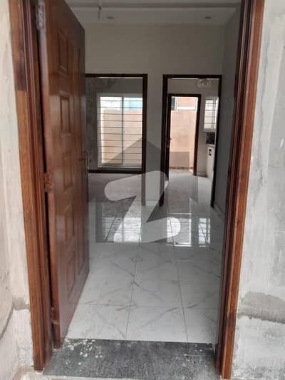 پام ولاز مین کینال بینک روڈ,لاہور میں 2 کمروں کا 3 مرلہ فلیٹ 70.0 لاکھ میں برائے فروخت۔