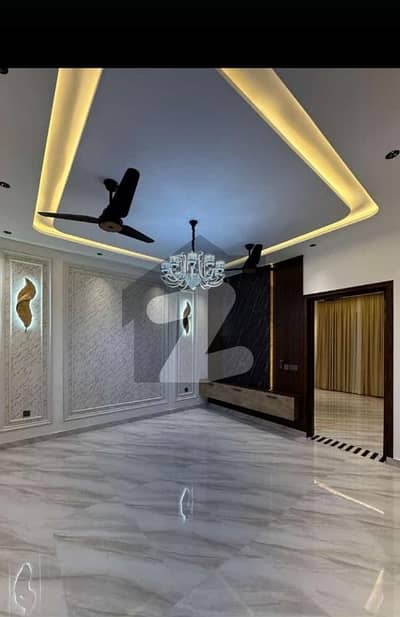 بحریہ ٹاؤن سیکٹر سی بحریہ ٹاؤن,لاہور میں 5 کمروں کا 1 کنال مکان 2.2 لاکھ میں کرایہ پر دستیاب ہے۔