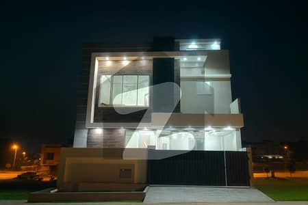 بحریہ ٹاؤن فیز 8 بحریہ ٹاؤن راولپنڈی,راولپنڈی میں 5 کمروں کا 8 مرلہ مکان 3.5 کروڑ میں برائے فروخت۔