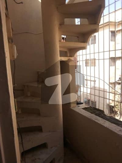 گلستانِِ جوہر ۔ بلاک 18 گلستانِ جوہر,کراچی میں 6 کمروں کا 8 مرلہ فلیٹ 1.72 کروڑ میں برائے فروخت۔