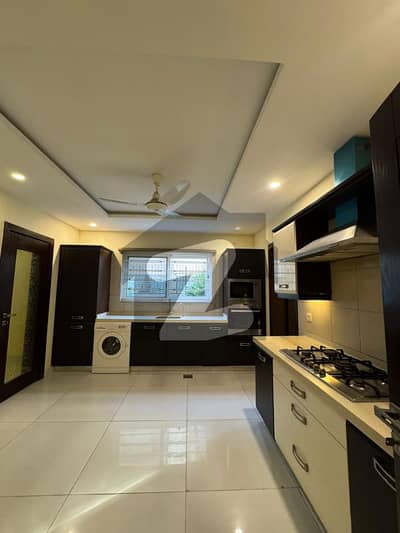 بحریہ ٹاؤن فیز 7 بحریہ ٹاؤن راولپنڈی,راولپنڈی میں 6 کمروں کا 2 کنال مکان 4.5 لاکھ میں کرایہ پر دستیاب ہے۔