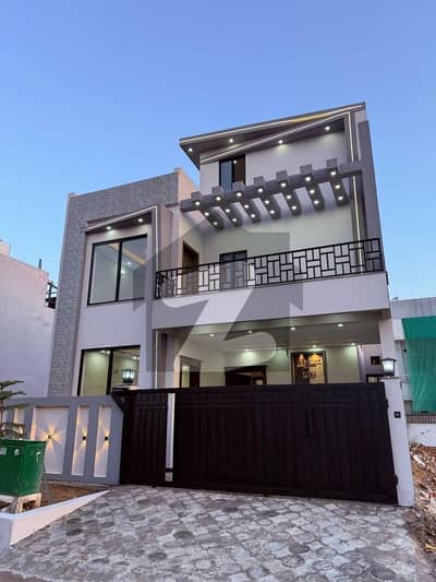 ایم پی سی ایچ ایس - بلاک ای ایم پی سی ایچ ایس ۔ ملٹی گارڈنز,بی ۔ 17,اسلام آباد میں 4 کمروں کا 8 مرلہ مکان 3.5 کروڑ میں برائے فروخت۔