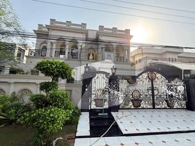 TWO KANAL BEAUTIFUL HOUSE AVAILABLE FOR RENT IN DHA PHASE 1