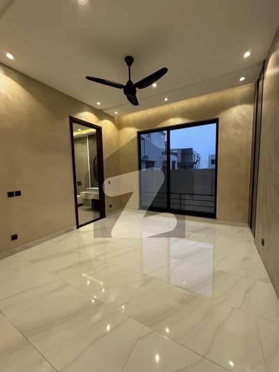 یو ای ٹی ہاؤسنگ سوسائٹی لاہور میں 5 کمروں کا 10 مرلہ مکان 3.2 کروڑ میں برائے فروخت۔