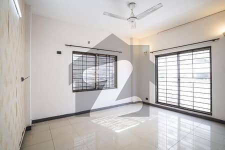 عسکری ٹاور 1 ڈی ایچ اے ڈیفینس فیز 2,ڈی ایچ اے ڈیفینس,اسلام آباد میں 4 کمروں کا 13 مرلہ فلیٹ 4.75 کروڑ میں برائے فروخت۔