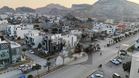 "Weekend par ghar bethne se future nahi banta, Faisal Hills aayen aur apna plot select karein!