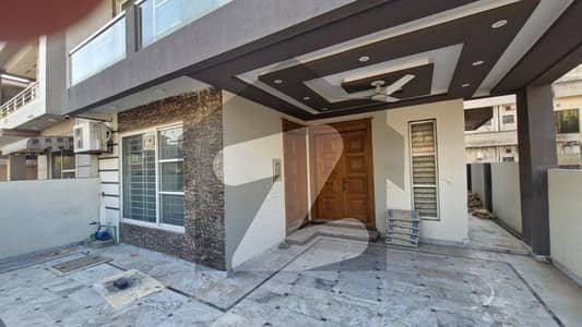 10 Marla Designer House Available For Rent