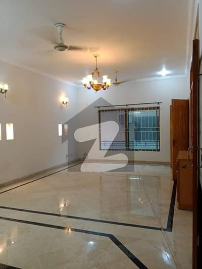 ایف ۔ 11 اسلام آباد میں 3 کمروں کا 1 کنال بالائی پورشن 1.8 لاکھ میں کرایہ پر دستیاب ہے۔