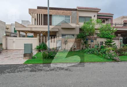 ڈی ایچ اے فیز 3 ڈیفنس (ڈی ایچ اے),لاہور میں 5 کمروں کا 1 کنال مکان 5.7 کروڑ میں برائے فروخت۔